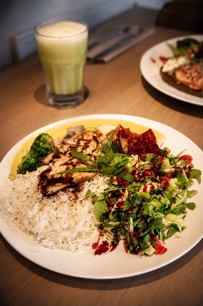 Gericht aus dem Bistro The Corner mit Reis, Grillgemüse und Salat