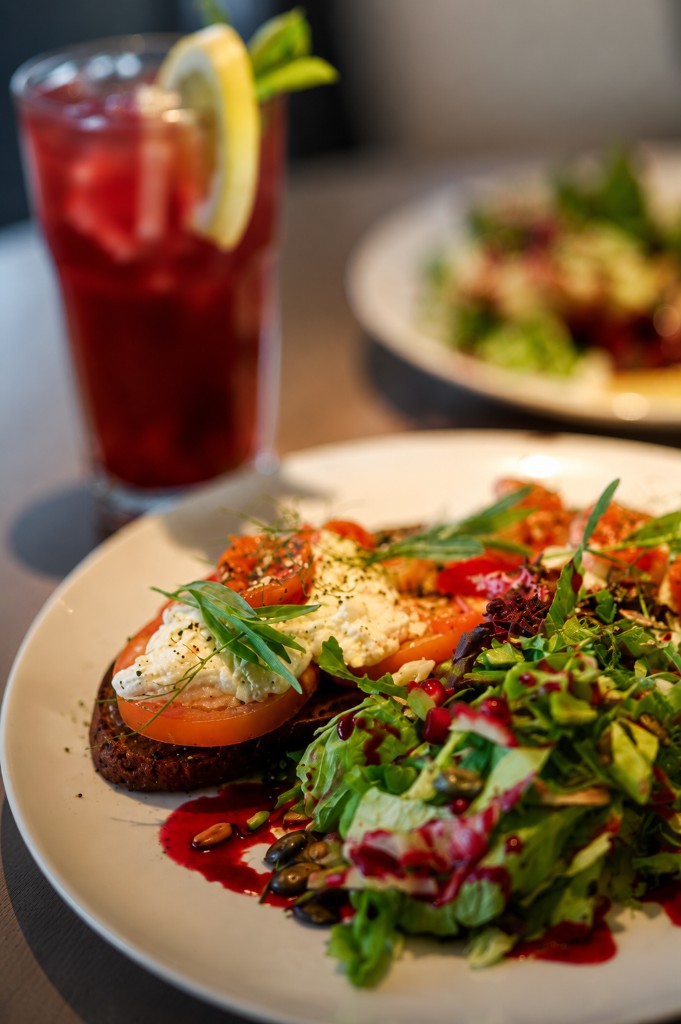 Frisches Gericht aus dem Bistro The Corner mit Tomaten, Käse und Salat