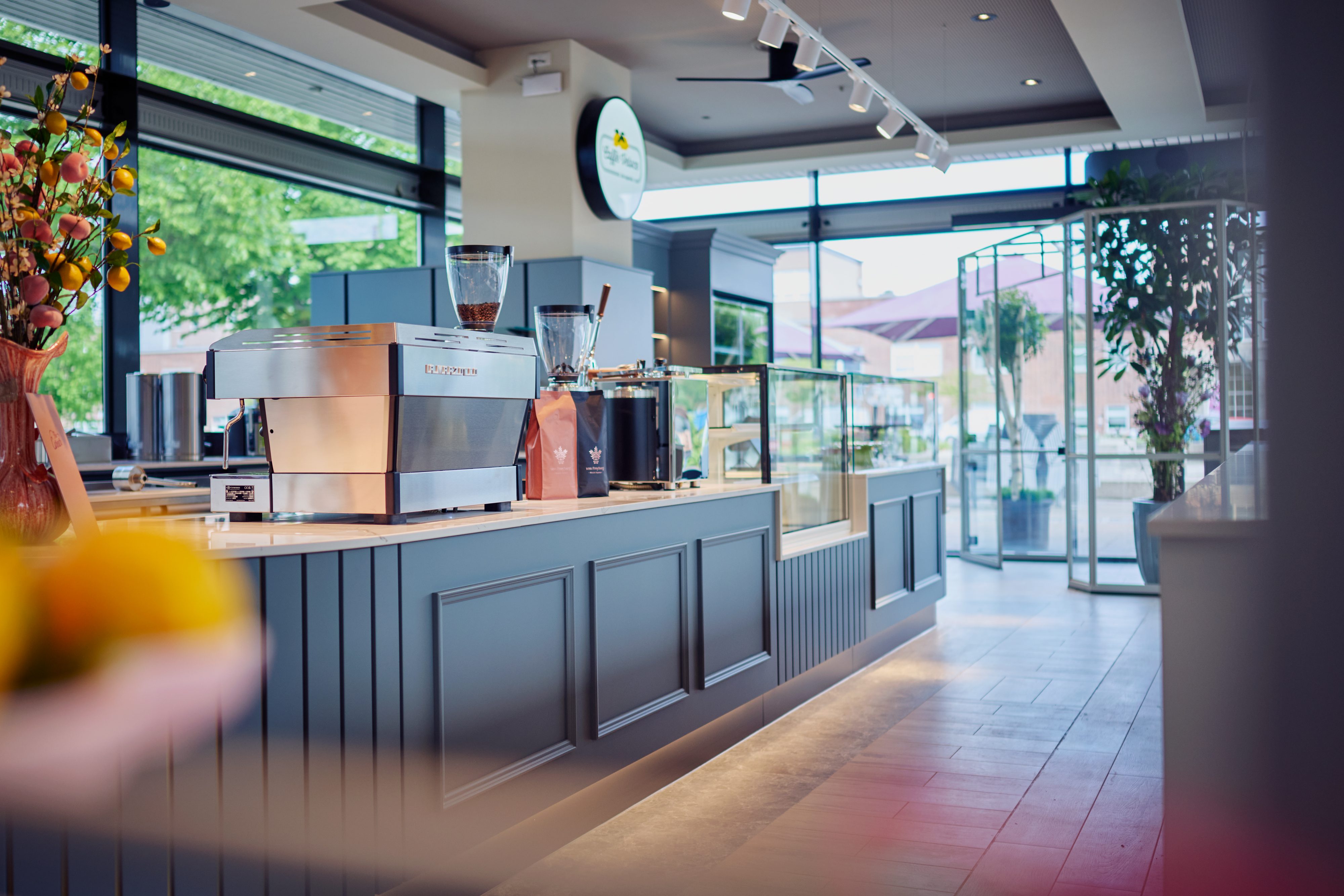 Kaffeespezialitäten und Frühstück am Tresen im Café Caffè Veloce