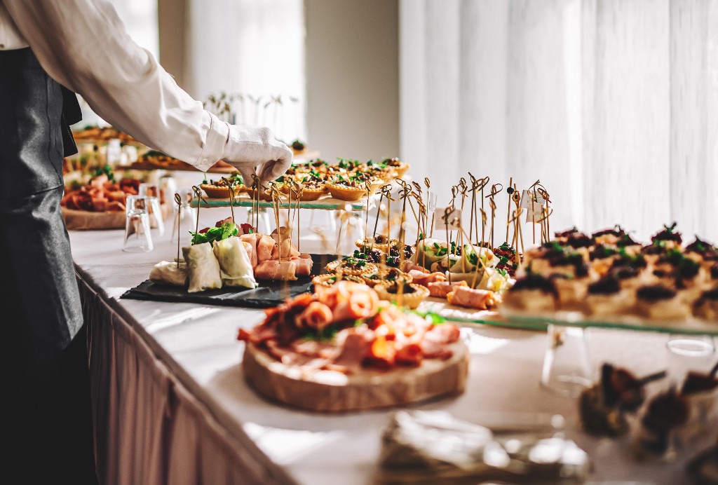 Fingerfood-Buffet mit Häppchen, Tartelettes und Aufschnittplatten